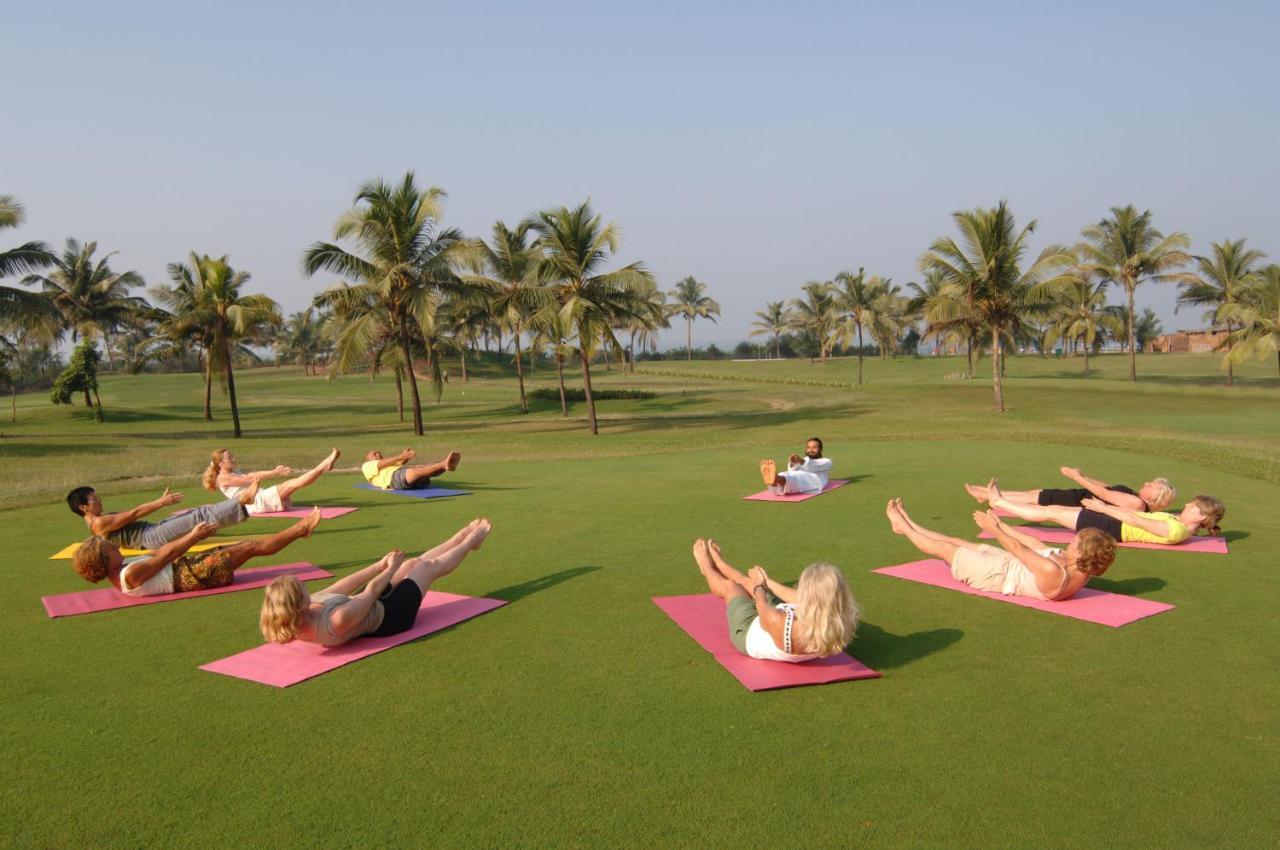 Caravela Beach Resort Varca Eksteriør bilde A yoga class at the Taj Bengal